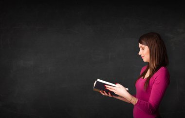 genç bayan bir kitap okuma