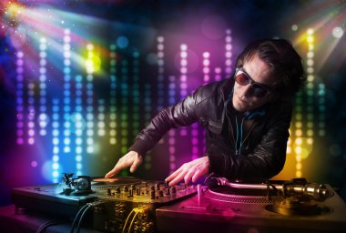 dj ışık gösterisi ile bir disko şarkıları çalma