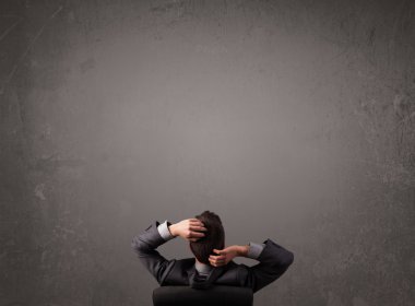 kopya alanı bir duvarın önünde oturan işadamı