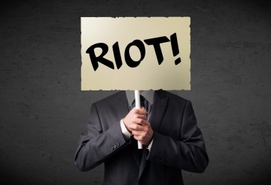 İş adamı protesto işareti tutuyor.