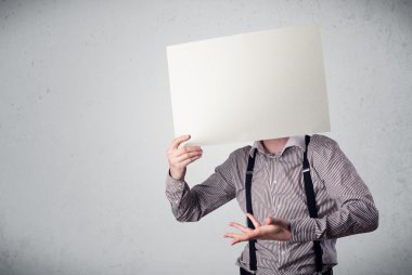 İşadamı elinde fotokopi alanı olan bir kağıt tutuyor.