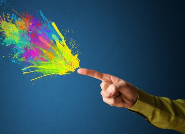 Silah şeklindeki ellerden renkli sıçramalar geliyor.