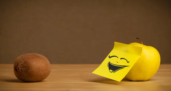 Apple with post-it note laughing on kiwi — Stock Photo, Image