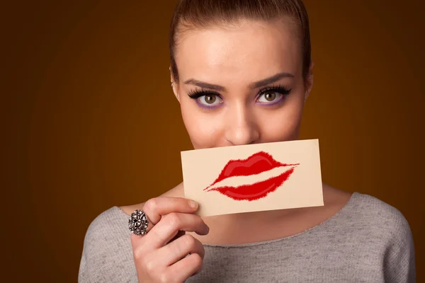 Felice bella donna in possesso di carta con bacio segno rossetto — Foto Stock