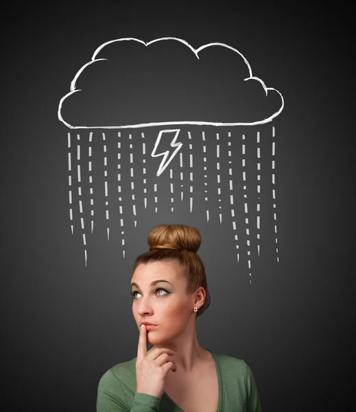 Jeune femme avec nuage de tonnerre au-dessus de sa tête — Photo