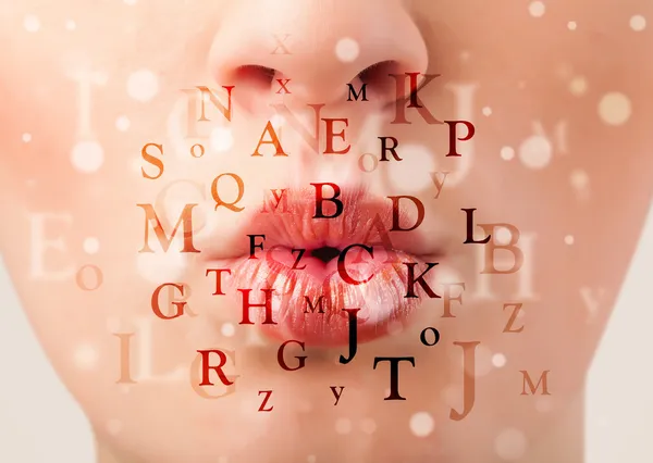 Mooi meisje lippen ademhaling lettertypen en tekens — Stockfoto