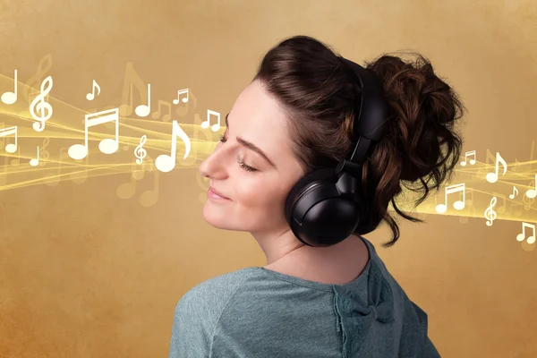 Mujer joven con auriculares escuchando música —  Fotos de Stock