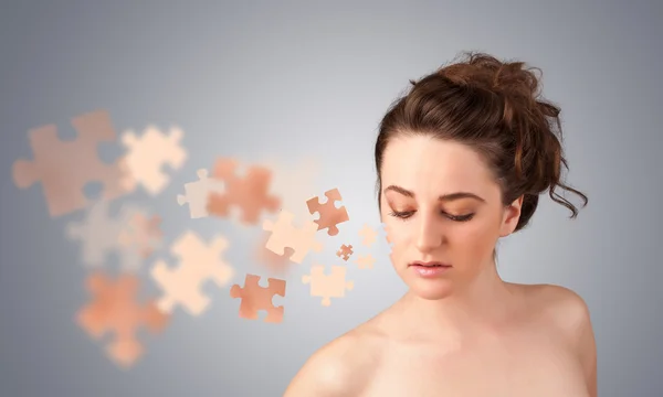 Vrij jong meisje met huid puzzel afbeelding — Stockfoto