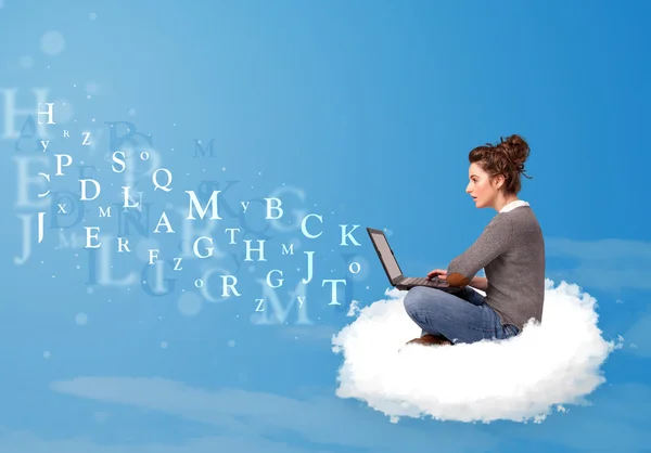 Молодая женщина сидит в облаке с ноутбуком — стоковое фото