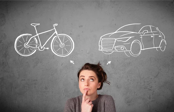 Mulher fazendo uma escolha entre bicicleta e carro — Fotografia de Stock