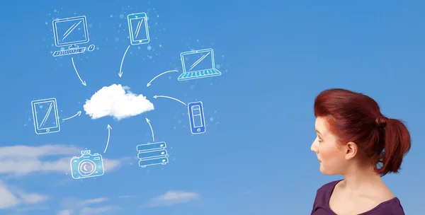Chica casual mirando el concepto de computación en nube en el cielo azul — Foto de Stock