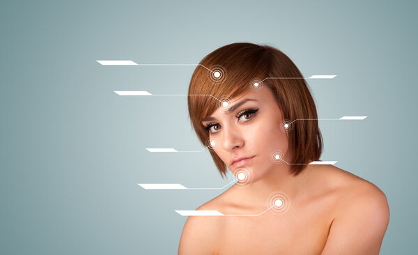 Молодая сексуальная девушка с современными стрелками для ухода за лицом
