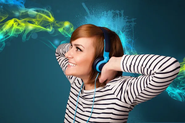 Young woman listening to music with headphones — Stock Photo, Image