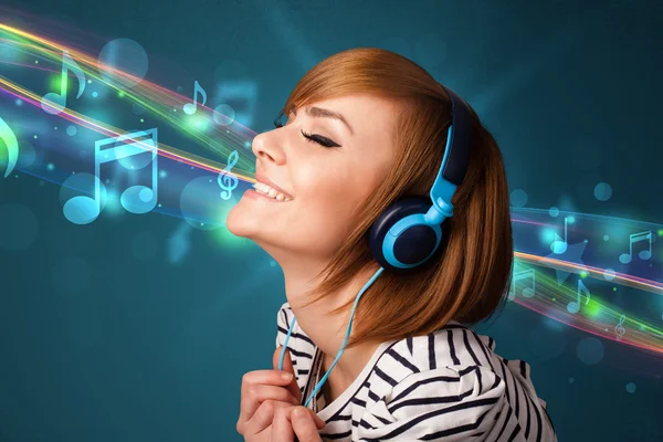 Jeune femme écoutant de la musique avec des écouteurs — Photo