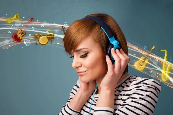 Mujer joven con auriculares escuchando música —  Fotos de Stock