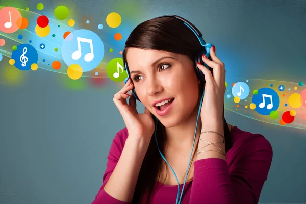 Junge Frau hört Musik mit Kopfhörern — Stockfoto