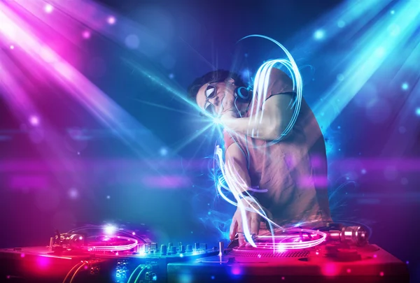 Energetic Dj mezcla música con potentes efectos de luz — Foto de Stock