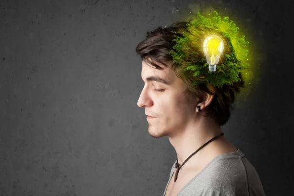 Junge Menschen denken über grüne Ökoenergie mit Glühbirne nach — Stockfoto