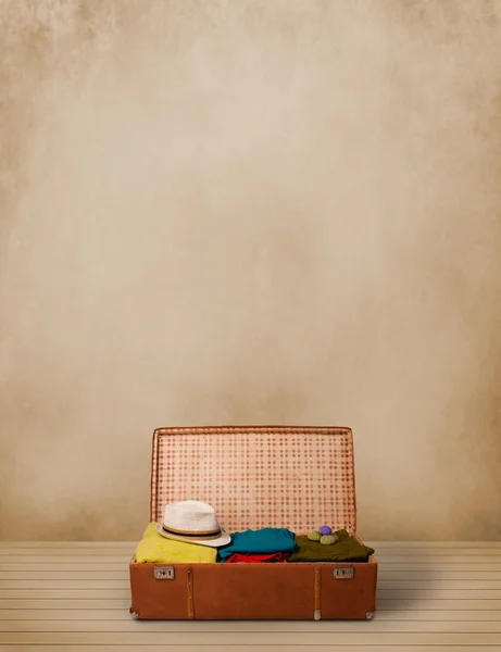 Retro toeristische bagage met kleurrijke kleding en copyspace — Stockfoto