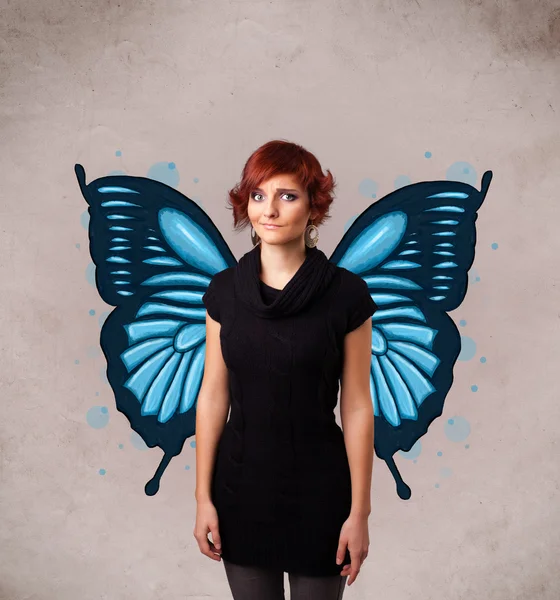 Chica joven con la ilustración azul mariposa en la parte posterior — Foto de Stock