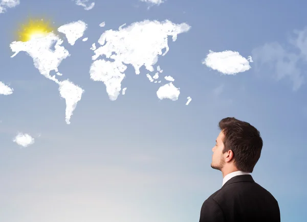 世界の雲と青空に太陽を見て実業家 — ストック写真