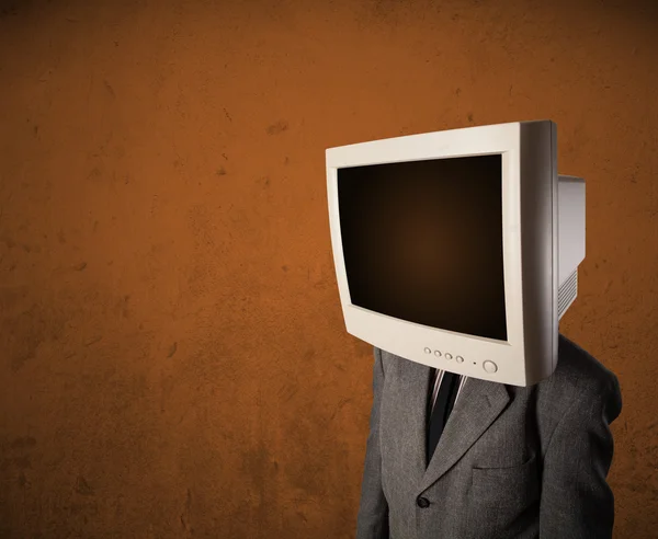 Affärsman med en monitor på huvudet och brunt tomt utrymme — Stockfoto