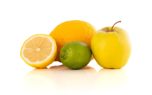 Gezond tropisch vers fruit op witte achtergrond — Stockfoto