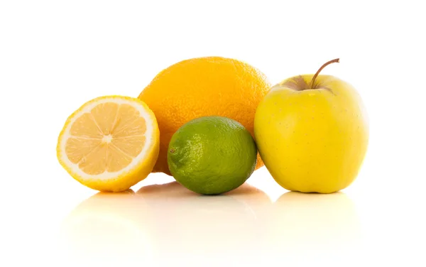 Frutas frescas tropicales saludables sobre fondo blanco — Foto de Stock