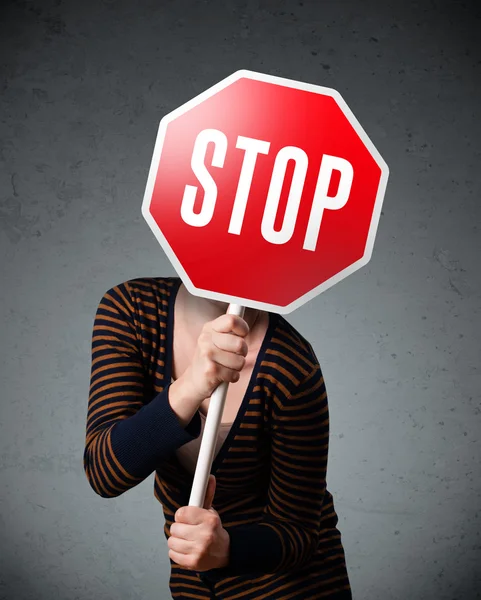 Jonge vrouw met stopbord — Stockfoto