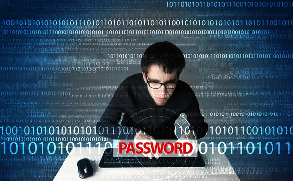 Junger Geek-Hacker stiehlt Passwort — Stockfoto