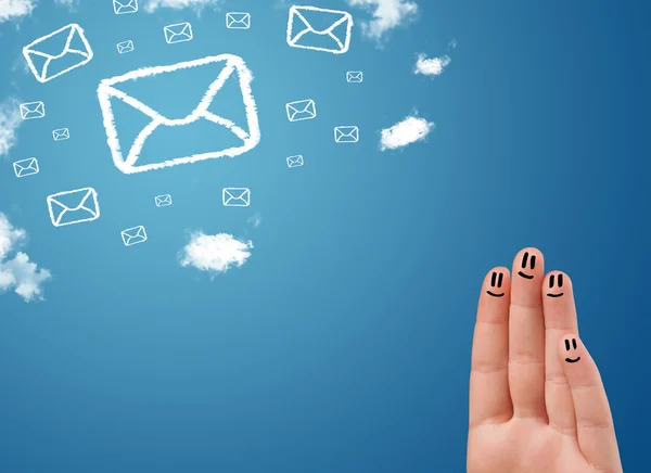 Glückliche Smiley-Finger beim Anblick von Mail-Icons aus Wolken — Stockfoto