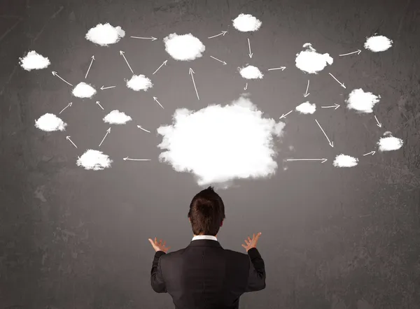 Бизнесмен сидит с облачными технологиями над головой — стоковое фото