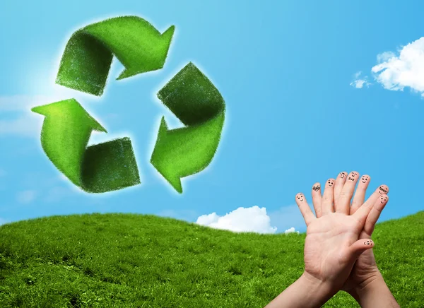 Dedos feliz sonriente mirando la hoja verde reciclan signo —  Fotos de Stock