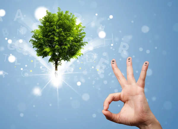 Happy Finger Smileys mit grünen magischen leuchtenden Baum — Stockfoto