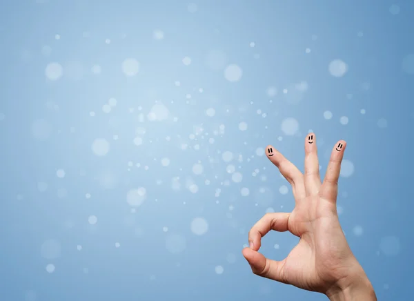 Sorrisos dedo feliz com fundo bokeh azul vazio — Fotografia de Stock