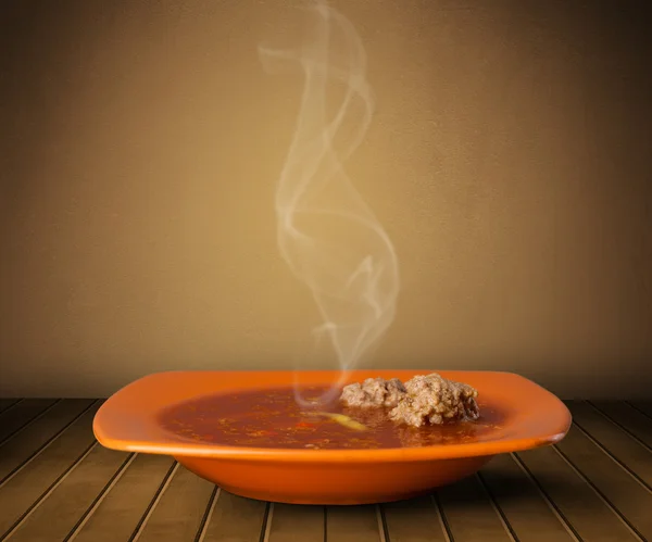蒸気の新鮮なおいしいホーム調理されたスープ — ストック写真