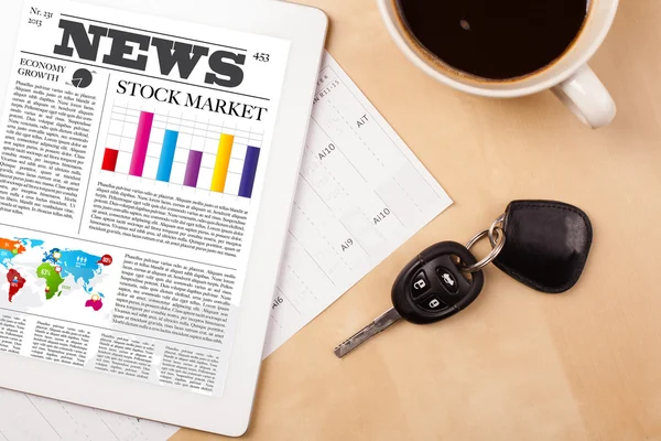 Tablet pc shows news on screen with a cup of coffee on a desk — Stock Photo, Image