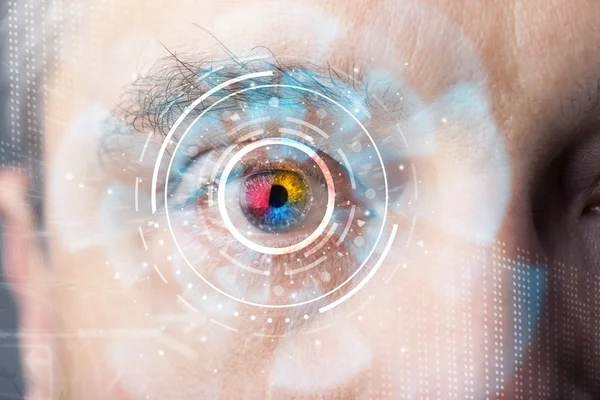 Futurista homem cibernético moderno com tela de tecnologia painel de olho — Fotografia de Stock