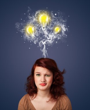 duman ve başının üstünde lightbulbs düşünceli kadınla