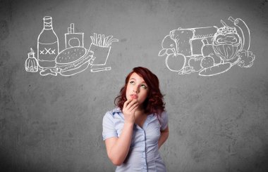 sağlıklı ve sağlıksız gıdalar arasında duran kadın