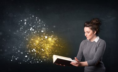 Genç Bayan büyülü kitap okuma