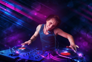 Genç dj turntable renk ışık efektleri ile oynama