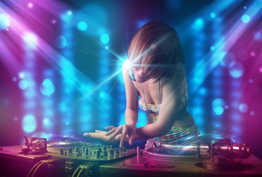 mor ve Mavi ışıklar ile karıştırma müzik kulübünde dj kız