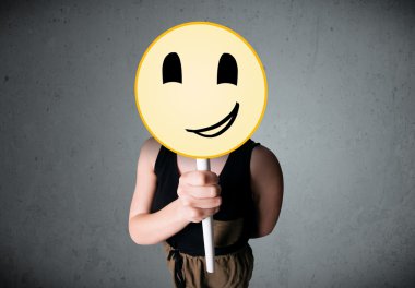 Elinde gülen surat ifadesi olan genç bir kadın.