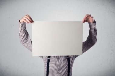 İşadamı elinde fotokopi alanı olan bir kağıt tutuyor.