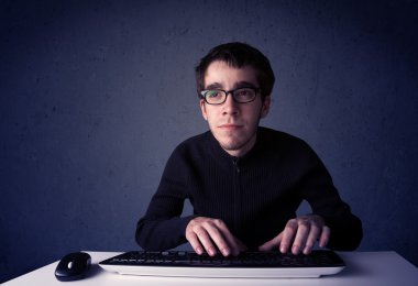 Hacker mavi arkaplanda klavye ile çalışıyor