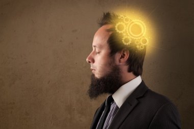 Makine kafalı bir resimle düşünen genç insan