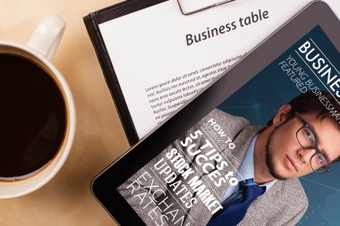 tablet pc dergi bir d üzerinde kahve ile ekranda gösterilen