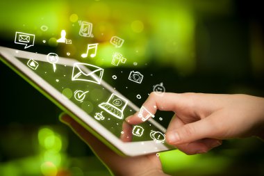 Tablet bilgisayarı üzerinde parmak işareti, sosyal medya kavramı