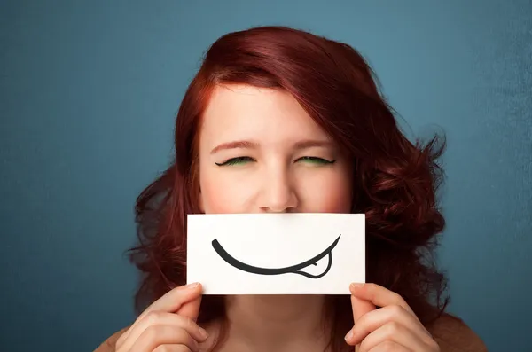 Menina bonita segurando cartão branco com desenho de sorriso — Fotografia de Stock